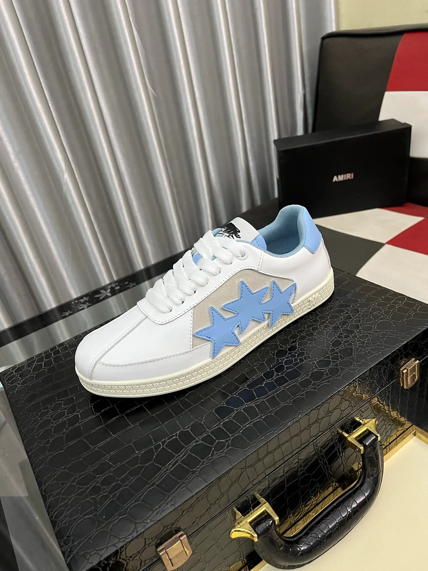 Men's shoes 💰420⌚️⌚️《AMIR*》New men's low-top casual sports sneakers bone shoes, another pair of irresistible bone shoes. Bone shoes are one of AMIRI's most popular items. They use first-layer cowhide uppers. The side bones are made of two cowhide laminations. They have a three-dimensional feel. The leather incisions are all oil-edged. Contrasting color design. Simple style. Fashionable sports. Customized metal LOGO nameplate to embellish shoelaces. Exclusive control of top version. Supports comparison. Breathable mesh lining Original rubber outsole A must-have item for daily leisure Suitable for various occasions Check it out if you pursue high quality Super cool uppers Size: 38-446️⃣ Colors available